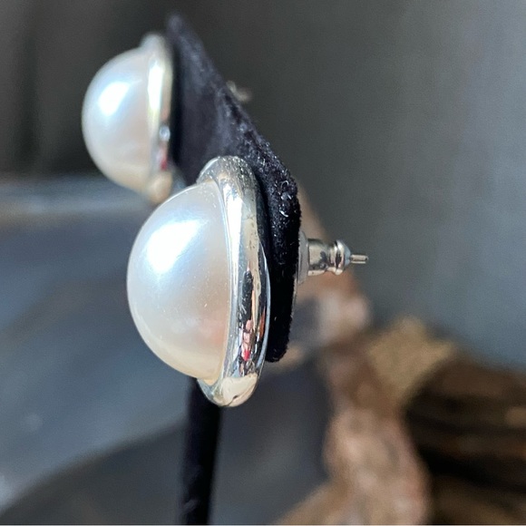 Vintage- Silver tone and faux Pearl Button Style Stud Earrings - Picture 4 of 7